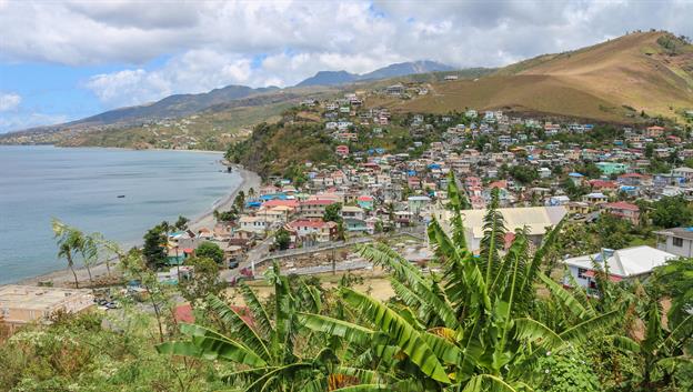 Das Dorf „Morne Raquette“, mit Sicht auf die „Batali Beach“, liegt an der Westküste von Dominica. Diese Gegend scheint etwas weniger durch die Folgen des Sturms gelitten zu haben oder die Leute haben die notwendigen Reparaturen schneller in Angriff genommen.